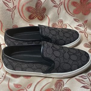 C115 (black Smoke/black Signature C) Women's Slip On Shoes